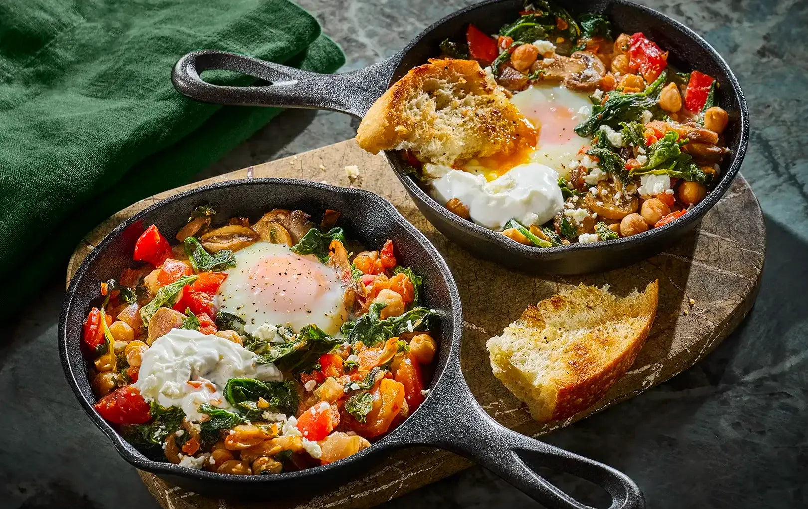Shakshuka mit herzhaftem Blattgemüse
