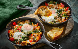 Shakshuka mit herzhaftem Blattgemüse