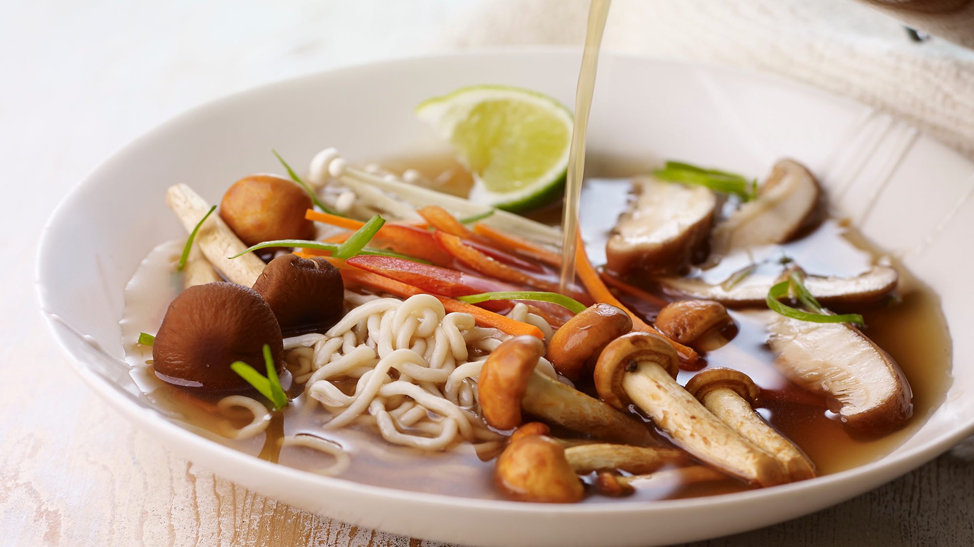 Gemüsesuppe nach Pho-Art mit teeinfundierter Brühe