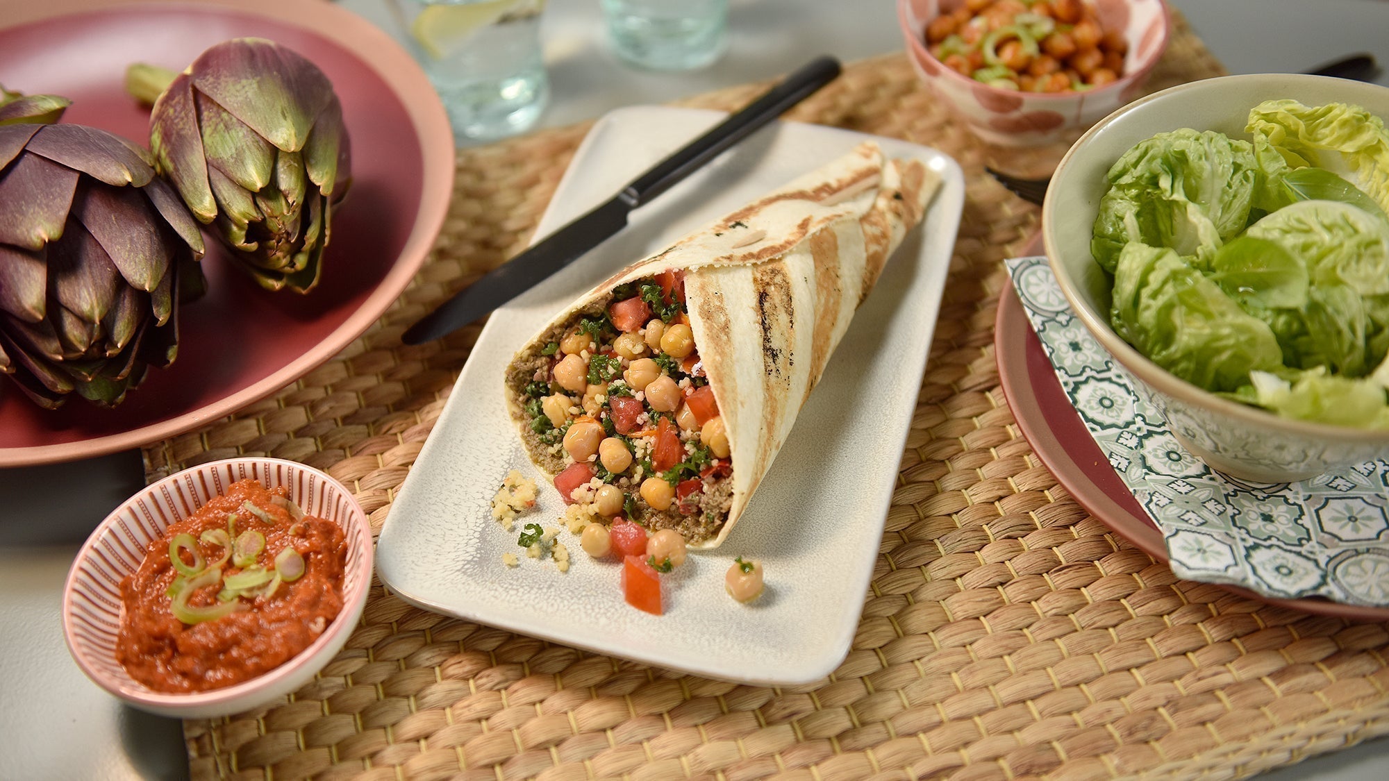 Veganer Tapenade-Wrap mit gerösteten Artischocken