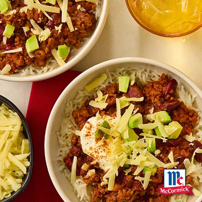 Zwei SchA?sseln Chili mit Reis, Avocado, KA?se und Sauerrahm, mit dem McCormick Logo.