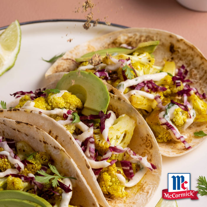 Drei McCormick Blumenkohl-Tacos mit Avocado, Rotkohl und einer cremigen Soße.