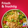 Ein lebendiger Salat mit McCormick GewA?rzen, mit gegrilltem HA?hnchen, frischem GemA?se und knusprigen Toppings, prA?sentiert vor einem roten Hintergrund.