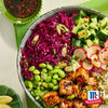 Eine farbenfrohe SchA?ssel mit McCormick GewA?rzen, Tofu, Rotkohl, Edamame, Gurke und Radieschen, die eine farbenfrohe und gesunde Mahlzeit prA?sentiert.