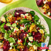 Ein lebendiger Salat mit gerA?stetem Blumenkohl, RA?ben, Granatapfelkernen und Feta-KA?se, gewA?rzt mit McCormick-GewA?rzen.