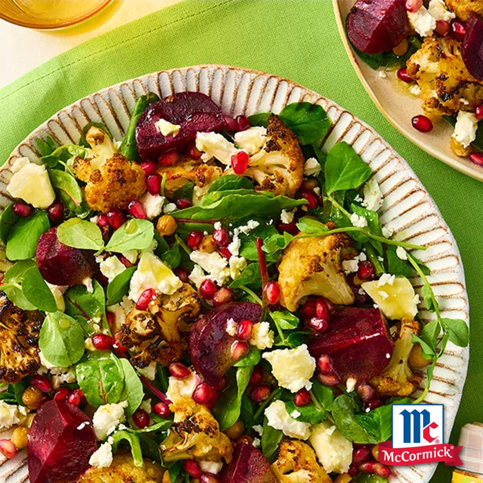 Ein lebendiger Salat mit gerA?stetem Blumenkohl, RA?ben, Granatapfelkernen und Feta-KA?se, gewA?rzt mit McCormick-GewA?rzen.