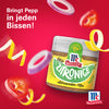 McCormick's Zitroneige Lemon-Mix GewA?rzglas wird mit Zitronen-, Zwiebel- und Paprikascheiben gezeigt, die darum herum schweben, um die FA?higkeit des Produkts zu bewerben, jedem Gericht WA?rze zu verleihen.