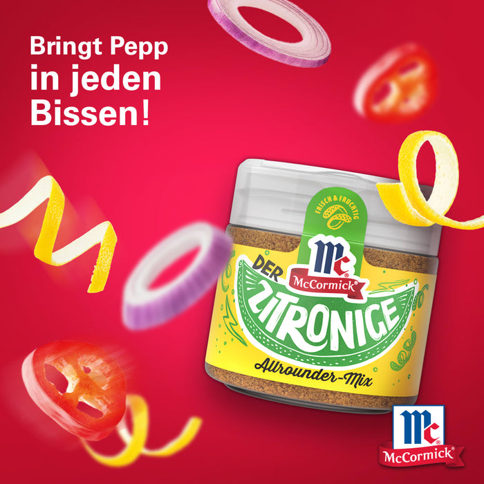 McCormick's Zitroneige Lemon-Mix GewA?rzglas wird mit Zitronen-, Zwiebel- und Paprikascheiben gezeigt, die darum herum schweben, um die FA?higkeit des Produkts zu bewerben, jedem Gericht WA?rze zu verleihen.