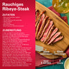 Dieses Bild zeigt ein Rezept fA?r rauchiges Ribeye-Steak, wobei die Zutaten und Zubereitungsschritte hervorgehoben werden.