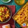 Eine kA?stliche Portion McCormick's Mac and Cheese wird in einer SchA?ssel und Auflaufform prA?sentiert, garniert mit Speck und Schnittlauch.