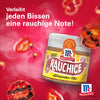 Ein Glas McCormick Rauchige GewA?rz ist von gegrillten Paprika umgeben, was seinen rauchigen Geschmack hervorhebt.