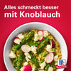 Eine SchA?ssel Pasta mit Spargel, Radieschen und KA?se, zusammen mit dem McCormick-Logo, die die Idee bewirbt, dass alles mit Knoblauch besser schmeckt.