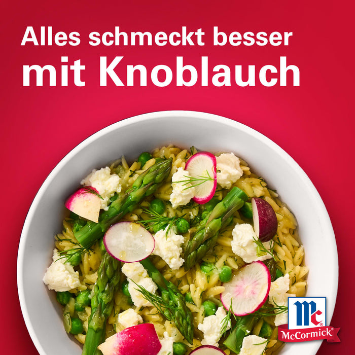 Eine SchA?ssel Pasta mit Spargel, Radieschen und KA?se, zusammen mit dem McCormick-Logo, die die Idee bewirbt, dass alles mit Knoblauch besser schmeckt.