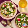 Zwei Schalen Orzo-Pasta mit Spargel, Erbsen, Radieschen und Feta-KA?se werden mit dem McCormick-Logo gezeigt.
