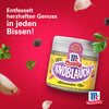 Ein Glas McCormick KnoblauchgewA?rz wird vor einem roten Hintergrund mit Knoblauchzehen und PfefferkA?rnern prA?sentiert, um seinen herzhaften Geschmack zu bewerben.
