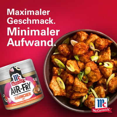 McCormick Air-Fryer-Hähnchen mit einer Schüssel gebratenem Hähnchen auf rotem Hintergrund