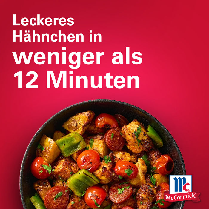 Gebratenes Hähnchen mit Gemüse in einer Pfanne auf rotem Hintergrund mit McCormick-Logo