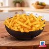 Eine SchA?ssel mit McCormick gewA?rzten KartoffelstA?bchen steht auf einem Holztisch.