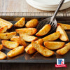 McCormicks gewA?rzte Kartoffelspalten sind auf einem Backblech angerichtet und servierfertig.