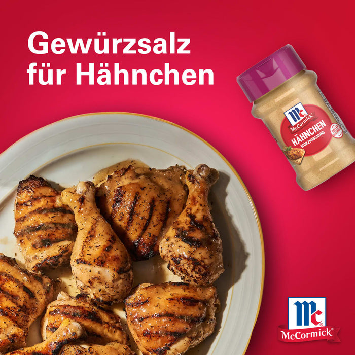 Ein Teller mit gegrillten Hähnchenteilen wird neben einer Flasche Srpet Chick Seas X06-Ge McCormick Hähnchen Würzmischung vor einem leuchtend roten Hintergrund präsentiert.