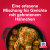 Ein ganzes Brathähnchen und goldene Kartoffeln gewürzt mit Srpet Chick Seas X06-Ge in einer schwarzen gusseisernen Pfanne vor rotem Hintergrund mit dem McCormick Logo.
