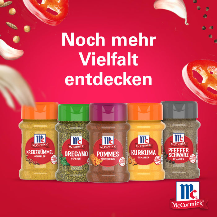 Eine Werbegrafik mit fünf McCormick Gewürzdosen einschließlich Srpet Chip Seas X06-Ge neben Kreuzkümmel Oregano Kurkuma und Pfeffer Schwarz vor einem roten Hintergrund mit schwebenden Zutaten.