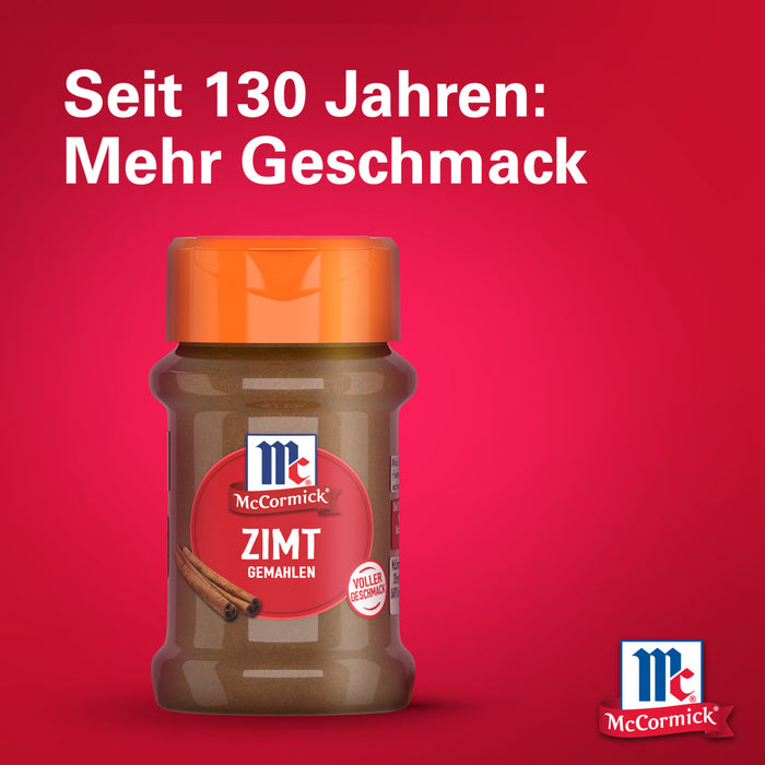 Eine Flasche Srpet Cinnamon Gd X06-Ge gemahlener Zimt von McCormick wird vor einem leuchtend roten Hintergrund mit deutschem Text präsentiert der 130 Jahre Geschmack feiert.