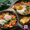 Eine herzhafte Frühstückspfanne mit pochierten Eiern und sautiertem Gemüse, gewürzt mit Srpet Cumin Gd X06-Ge, neben dem McCormick-Logo.