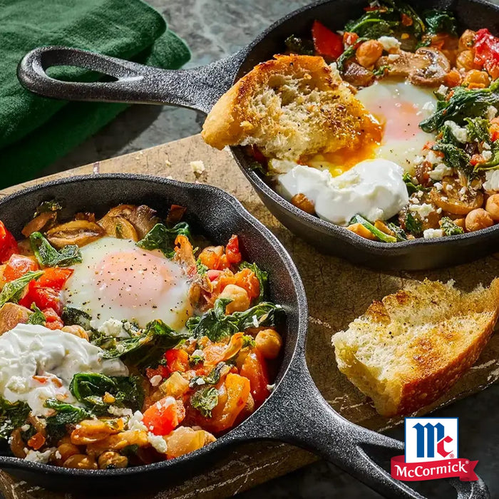 Eine herzhafte Frühstückspfanne mit pochierten Eiern und sautiertem Gemüse, gewürzt mit Srpet Cumin Gd X06-Ge, neben dem McCormick-Logo.