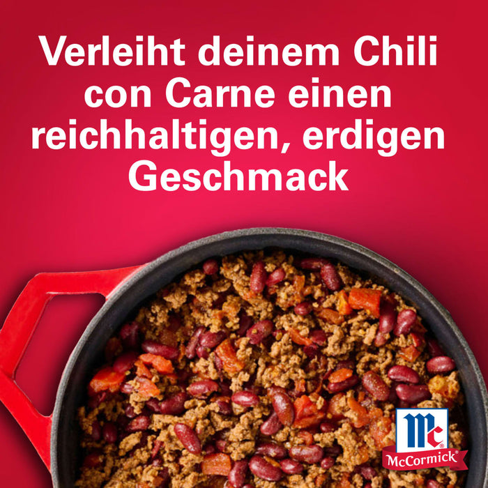 Ein Topf Chili con Carne wird mit deutschem Text gezeigt, der besagt, dass Srpet Cumin Gd X06-Ge dem Gericht einen reichhaltigen und erdigen Geschmack verleiht, mit dem McCormick-Logo.