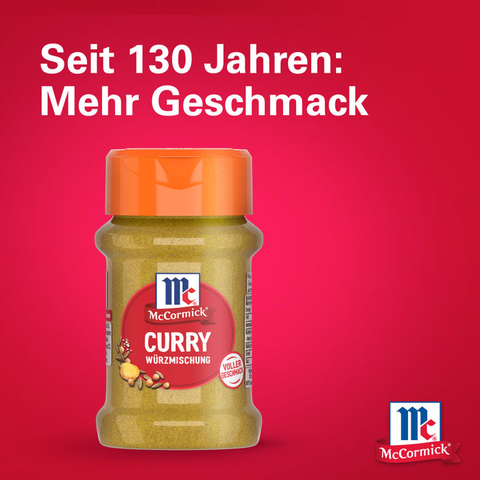 Ein Glas Srpet Curry X06-Ge Gewürzmischung von McCormick wird vor einem leuchtend roten Hintergrund mit dem Text Seit 130 Jahren Mehr Geschmack präsentiert.