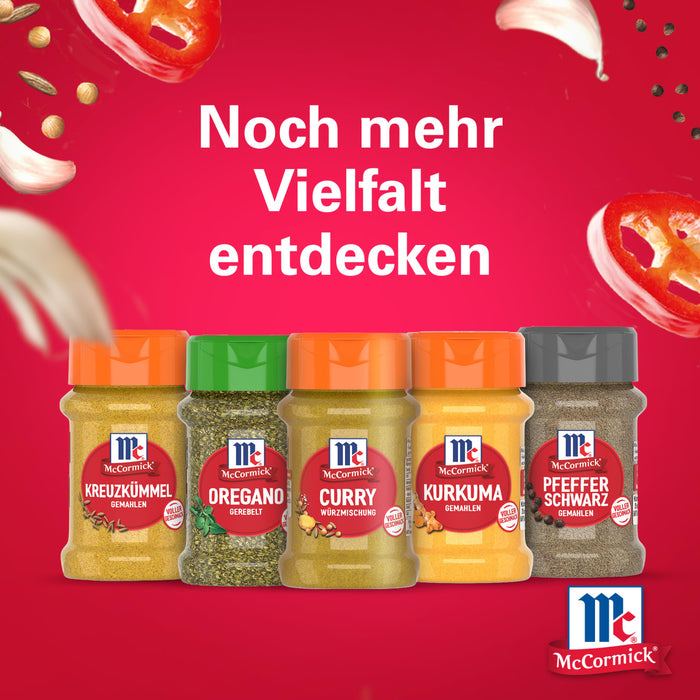 Eine lebendige Anzeige mit einer Auswahl an McCormick Gewürzen einschließlich der Srpet Curry X06-Ge Mischung neben Kreuzkümmel Oregano Kurkuma und Pfeffer Schwarz vor einem roten Hintergrund mit schwebenden Zutaten.