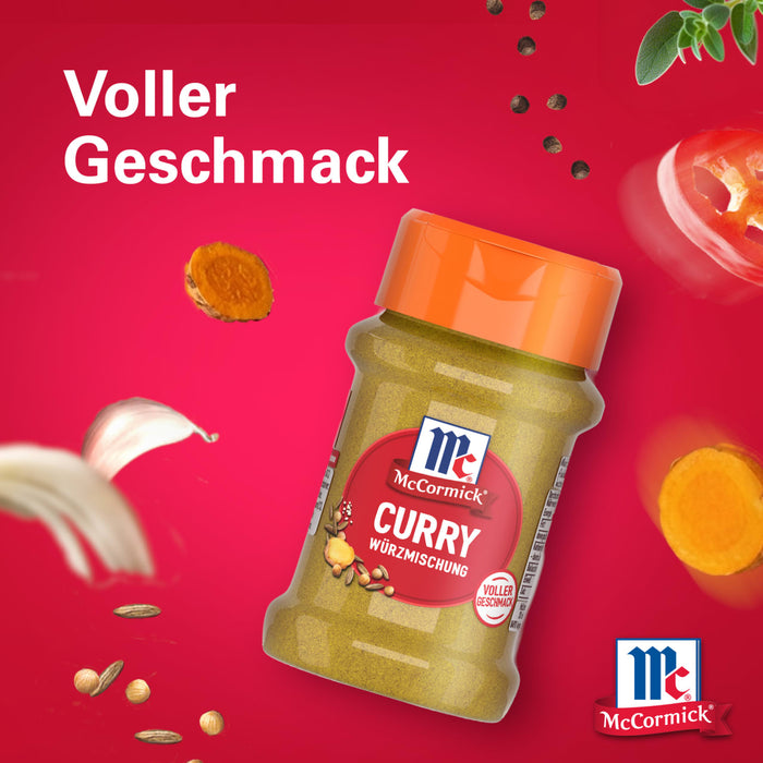 Eine Flasche Srpet Curry X06-Ge von McCormick wird vor einem leuchtend roten Hintergrund präsentiert umgeben von schwebenden Zutaten wie Kurkumascheiben und Pfefferkörnern um den vollen Geschmack zu betonen.