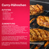 Dieses Rezept-Infografik für Curry-Hähnchen zeigt gegrillte Hähnchenbrustfilets die mit Srpet Curry X06-Ge und anderen Gewürzen auf einem Grill zubereitet werden.