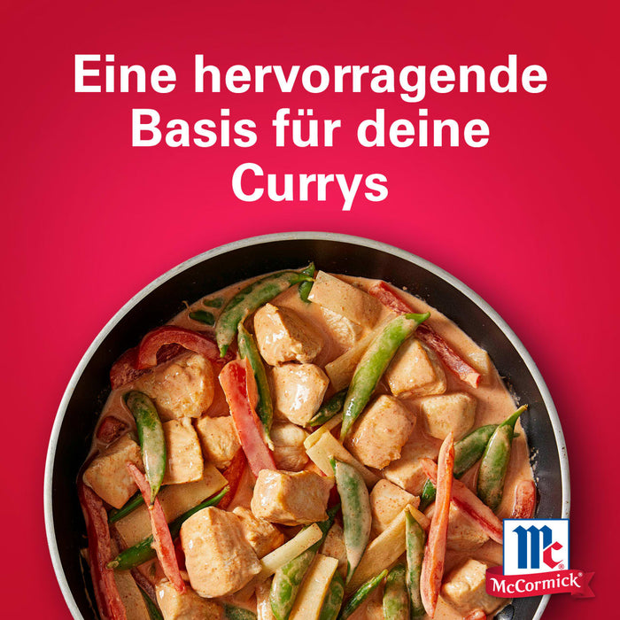 Eine Pfanne gefüllt mit einem cremigen Hähnchen- und Gemüsegericht mit Srpet Curry X06-Ge von McCormick vor einem leuchtend roten Hintergrund.