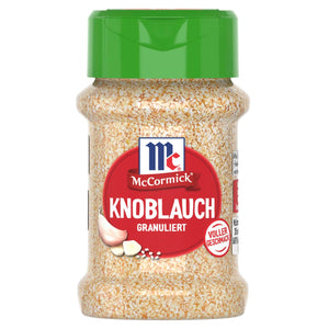 Eine durchsichtige Plastikflasche McCormick Knoblauch Granuliert, also granulierter Knoblauch, wird mit einem grünen Klappdeckel und einem roten Etikett gezeigt, auf dem das McCormick-Logo und eine Abbildung von Knoblauchzehen zu sehen sind.