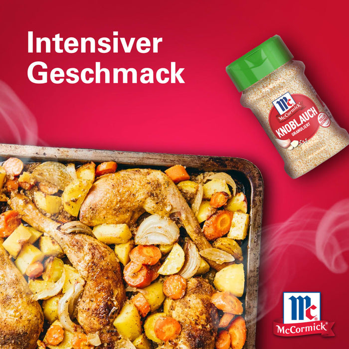 Eine Flasche Srpet Garlic Granul X06-Ge wird neben einem Blech mit gebratenem Hähnchen und Gemüse präsentiert um den intensiven Geschmack der McCormick Gewürze hervorzuheben.