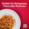 Ein Teller Spaghetti mit Fleischsauce verfeinert mit Srpet Garlic Granul X06-Ge wird vor einem roten Hintergrund mit dem McCormick Logo präsentiert.