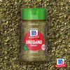 Eine Flasche Srpet Oregano X06-Ge von McCormick wird vor einem Hintergrund aus getrockneten Oreganoblättern präsentiert um den vollen Geschmack zu betonen.