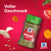 Ein Glas Srpet Oregano X06-Ge von McCormick wird vor einem leuchtend roten Hintergrund präsentiert umgeben von schwebenden Zutaten wie Knoblauchzehen und Pfefferkörnern um vollen Geschmack zu betonen.