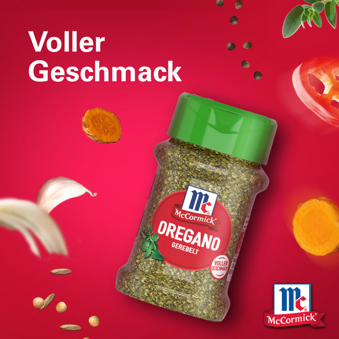 Ein Glas Srpet Oregano X06-Ge von McCormick wird vor einem leuchtend roten Hintergrund präsentiert umgeben von schwebenden Zutaten wie Knoblauchzehen und Pfefferkörnern um vollen Geschmack zu betonen.