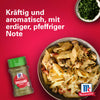 Ein Glas Srpet Oregano X06-Ge wird neben einer Schüssel cremiger Pilznudeln und einer kleinen Schale mit frischen Kräutern auf einem leuchtend roten Hintergrund präsentiert.