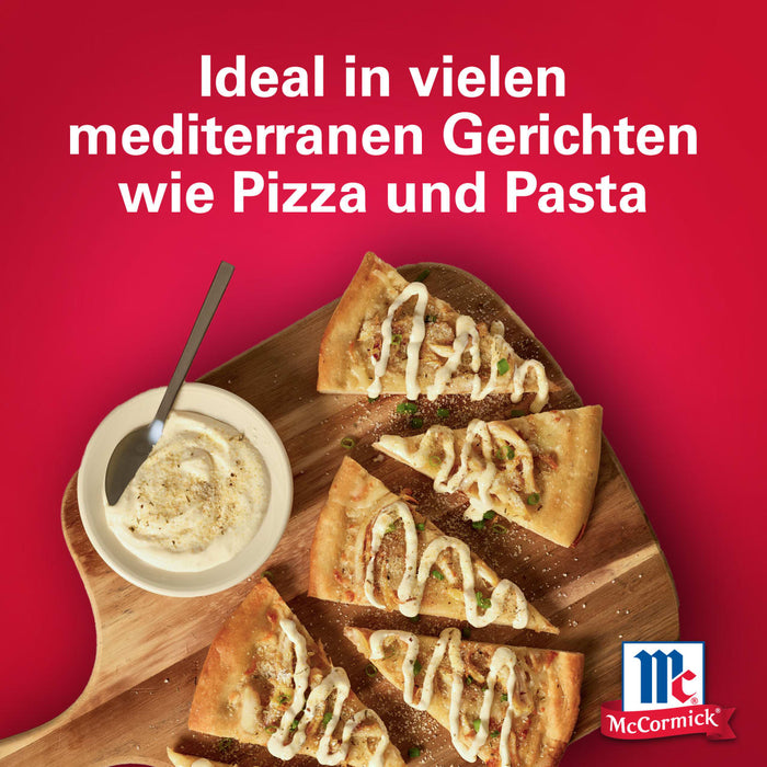 Ein Holzbrett zeigt Pizzastücke mit einer cremigen Sauce und Srpet Oregano X06-Ge neben einer kleinen Schale Dip und dem McCormick Logo.