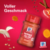 Eine Flasche Srpet Paprika Sweet X06-Ge von McCormick ist von schwebenden Zutaten wie Knoblauch und Kurkuma vor einem leuchtend roten Hintergrund mit dem Text Voller Geschmack umgeben.