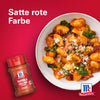 Eine Flasche Srpet Paprika Sweet X06-Ge von McCormick wird neben einer Schüssel Gnocchi in einer reichhaltigen Tomatensauce mit Spinat und Speck gezeigt um die satte rote Farbe hervorzuheben.
