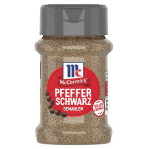 Ein durchsichtiges Gewürzglas mit McCormick Pfeffer Schwarz Gemahlen, gezeigt vor einem weißen Hintergrund.