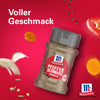 Ein Glas Srpet Bl Pepper Gd X06-Ge von McCormick ist von schwebenden Zutaten wie Knoblauch und Kurkuma vor einem leuchtend roten Hintergrund mit dem Text Voller Geschmack umgeben.