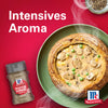 Eine dampfende Brotschüssel gefüllt mit cremiger Pilz- und Gemüsesuppe wird mit Srpet Bl Pepper Gd X06-Ge gewürzt um das intensive Aroma hervorzuheben.