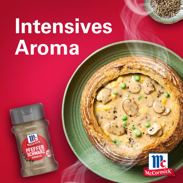 Eine dampfende Brotschüssel gefüllt mit cremiger Pilz- und Gemüsesuppe wird mit Srpet Bl Pepper Gd X06-Ge gewürzt um das intensive Aroma hervorzuheben.