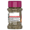 Die Rückseite eines durchsichtigen Gewürzglases mit einer Gewürzmischung mit Oregano, Basilikum und roter Paprika, auf der das Etikett mit den Zutaten und Serviervorschlägen zu sehen ist.